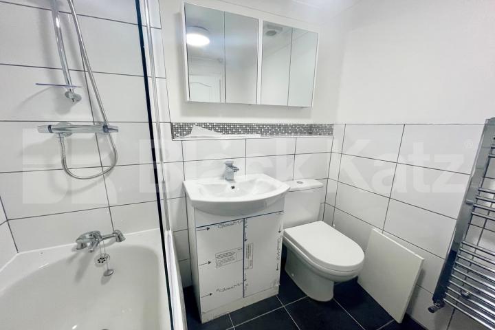  915 Sq. Ft  (85 Sq. Mts.) of living & entertaining space & private parking Beaulieu Lodge - 13 Schooner Close, Isle of Dogs